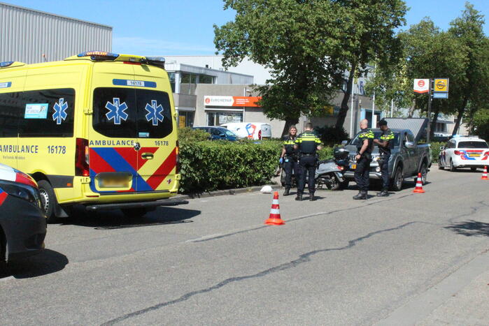 Scooterrijder gewond bij botsing met pick-up truck