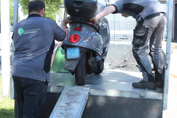 Scooterrijder gewond bij botsing met pick-up truck