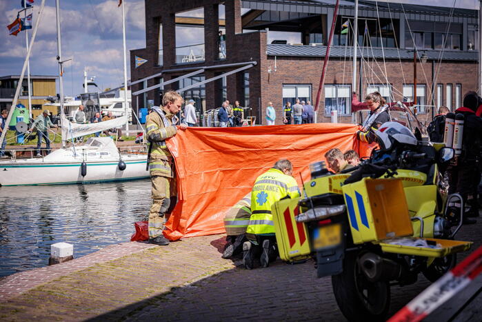 Schipper redt persoon uit het water