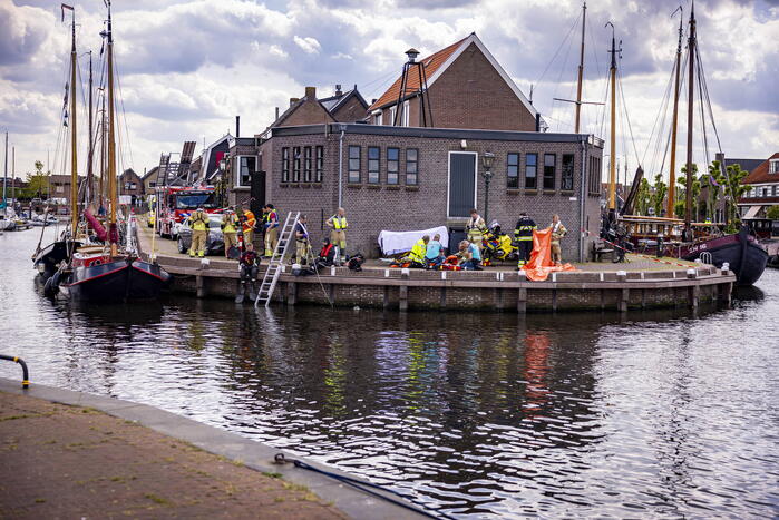 Schipper redt persoon uit het water