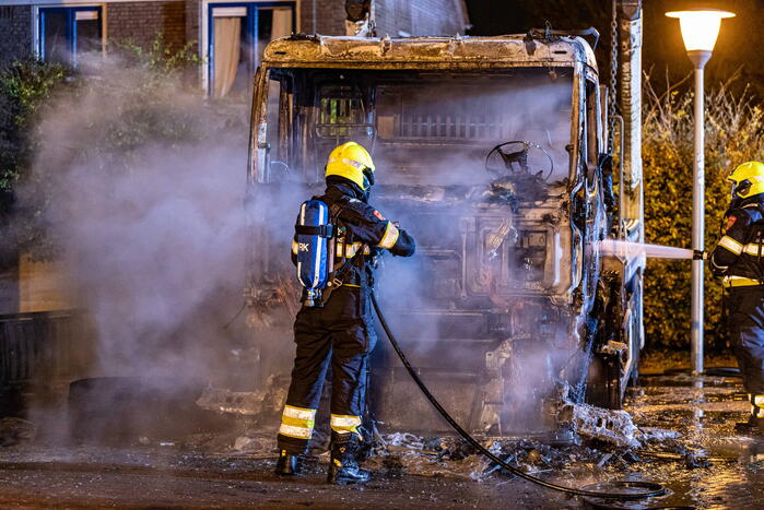 Vrachtwagen volledig uitgebrand