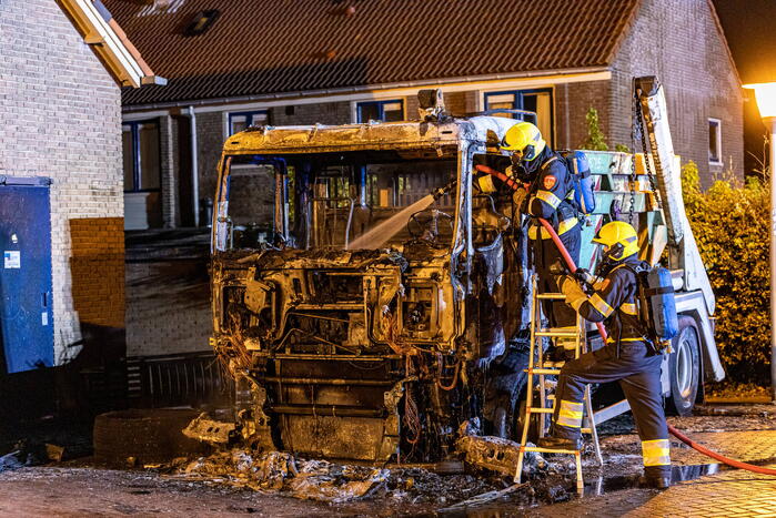 Vrachtwagen volledig uitgebrand