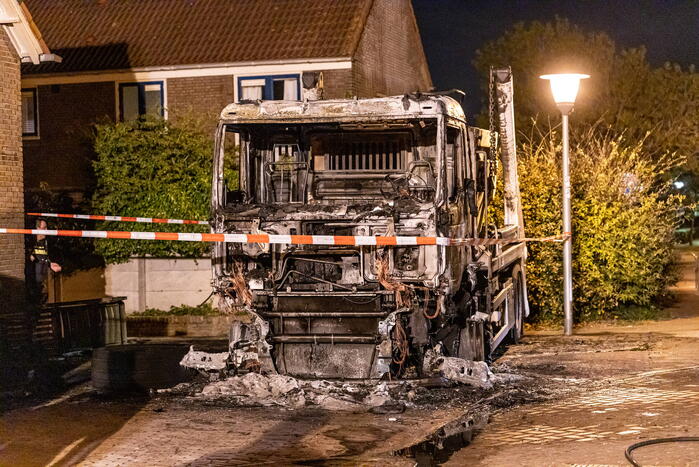 Vrachtwagen volledig uitgebrand