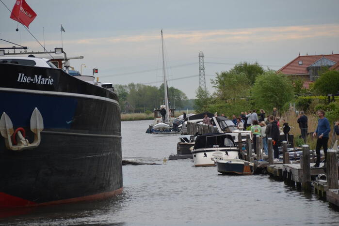 Vrachtschip Ilse-Marie ramt meerdere boten