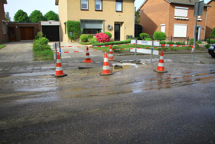 Straat onderwater door geknapte waterleiding