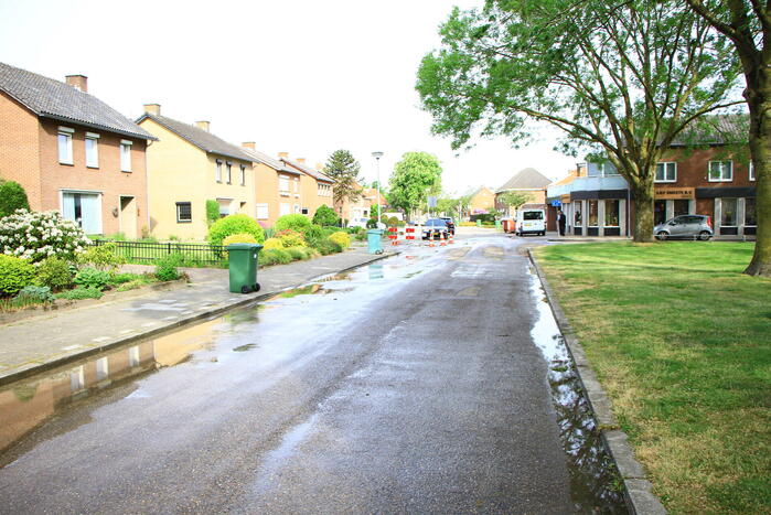 Straat onderwater door geknapte waterleiding