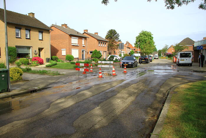 Straat onderwater door geknapte waterleiding