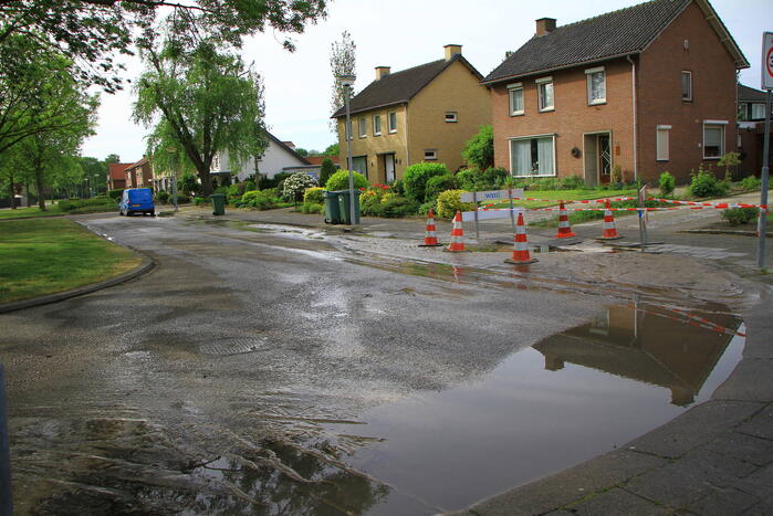Straat onderwater door geknapte waterleiding