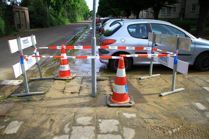 Straat onderwater door geknapte waterleiding