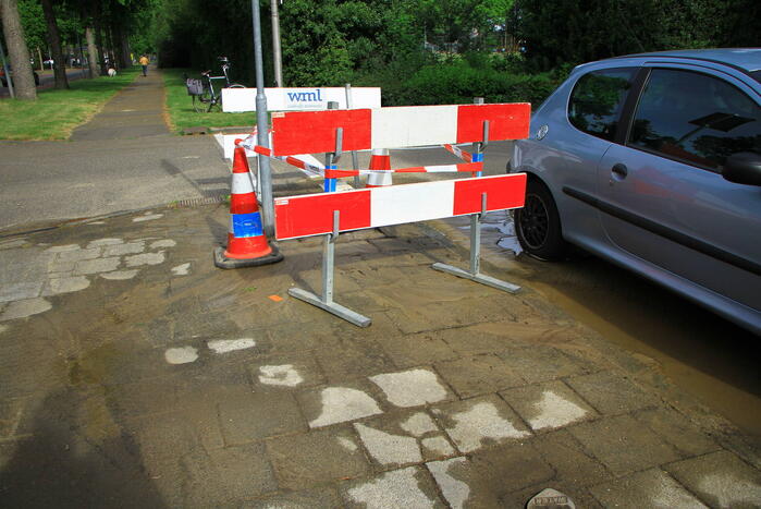 Straat onderwater door geknapte waterleiding