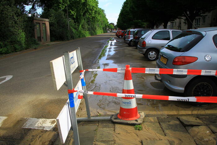 Straat onderwater door geknapte waterleiding