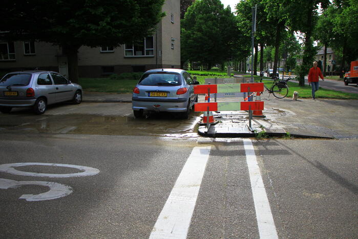 Straat onderwater door geknapte waterleiding