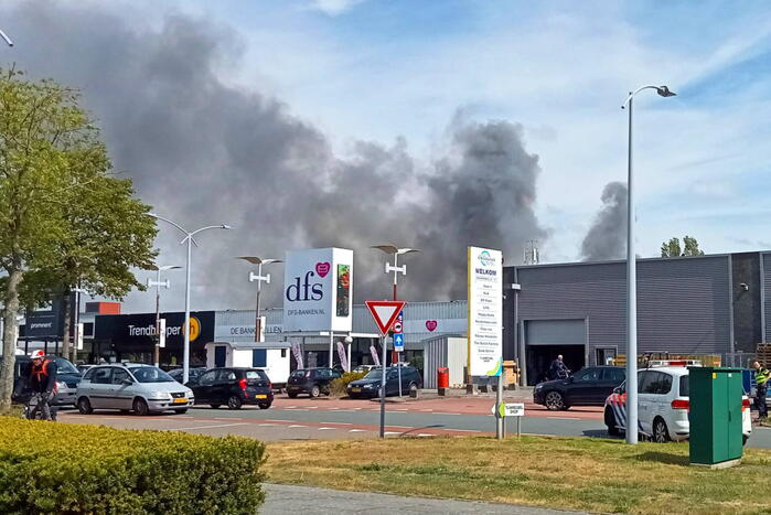 Enorme rookwolken bij brand in bedrijfspand industrieterrein