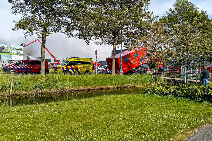 Enorme rookwolken bij brand in bedrijfspand industrieterrein