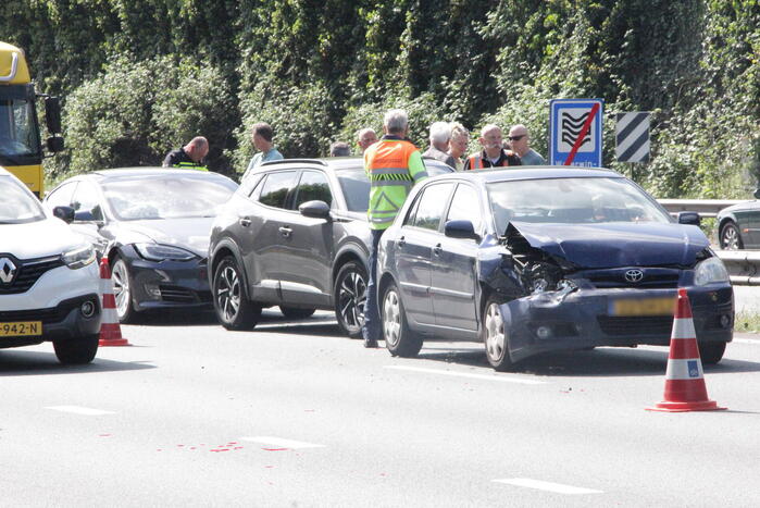 Vijf auto's betrokken bij kettingbotsing op snelweg