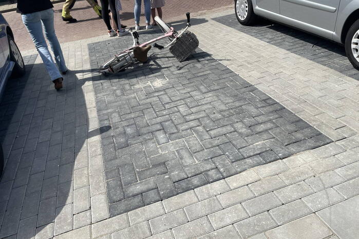 Kind vast in spaken van fiets