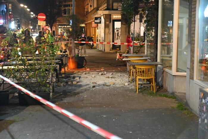 Gevaarlijke situatie door vallende stenen uit gevel