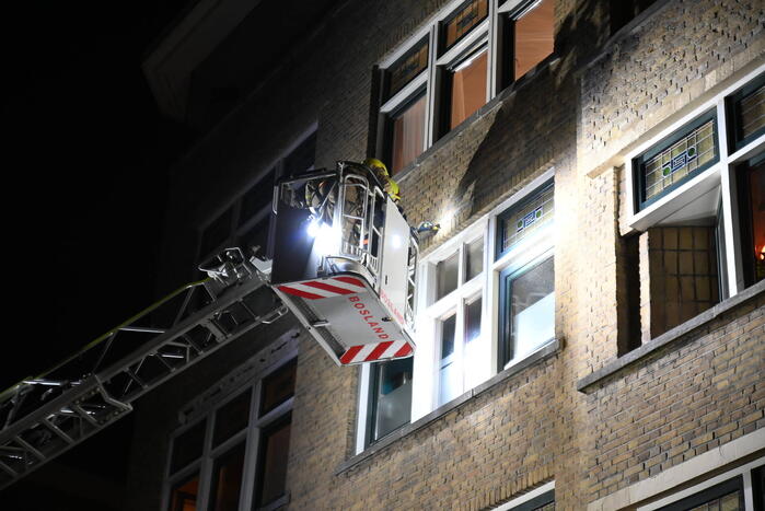 Gevaarlijke situatie door vallende stenen uit gevel