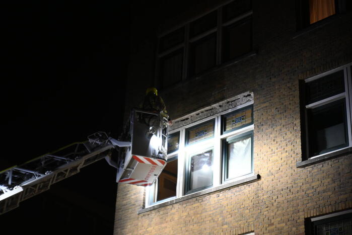 Gevaarlijke situatie door vallende stenen uit gevel