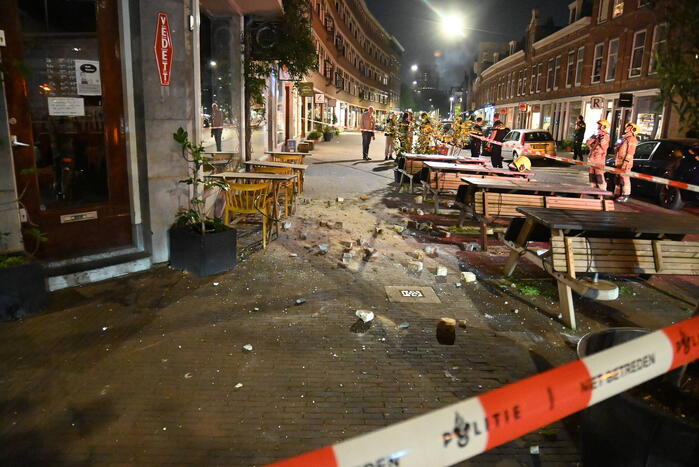 Gevaarlijke situatie door vallende stenen uit gevel