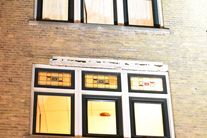 Gevaarlijke situatie door vallende stenen uit gevel