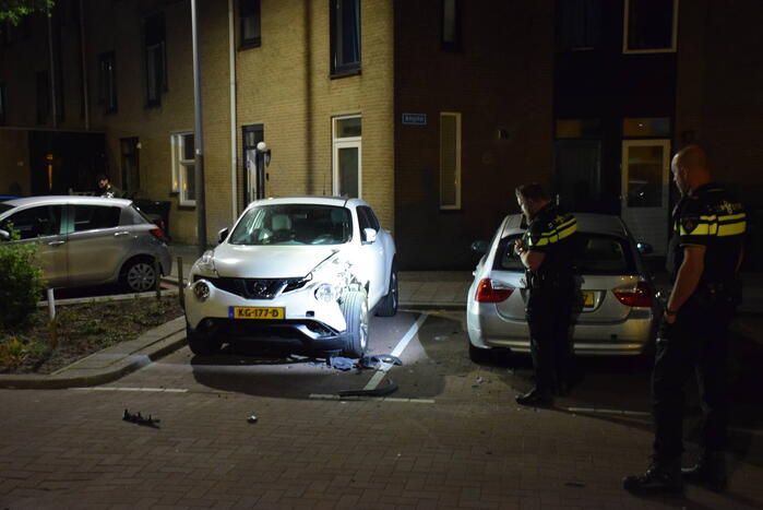 Auto zwaar beschadigd na explosie