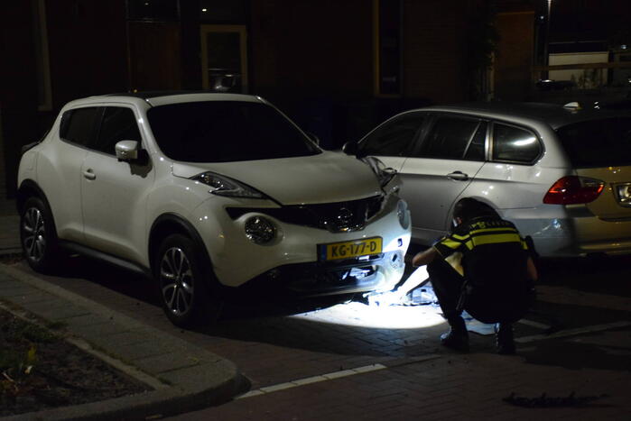 Auto zwaar beschadigd na explosie