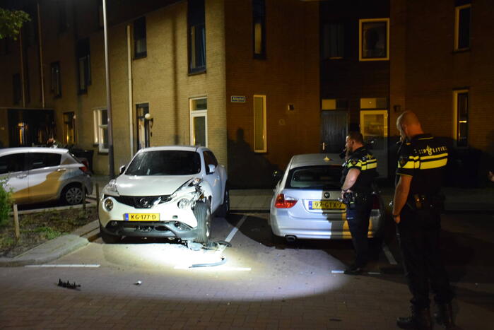 Auto zwaar beschadigd na explosie