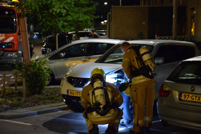 Auto zwaar beschadigd na explosie