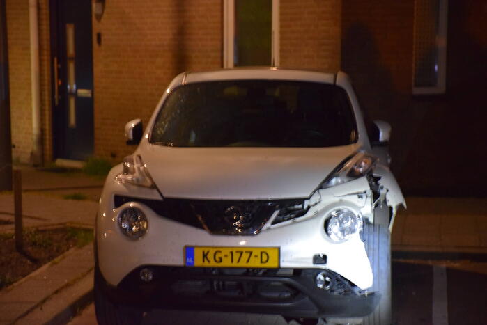 Auto zwaar beschadigd na explosie