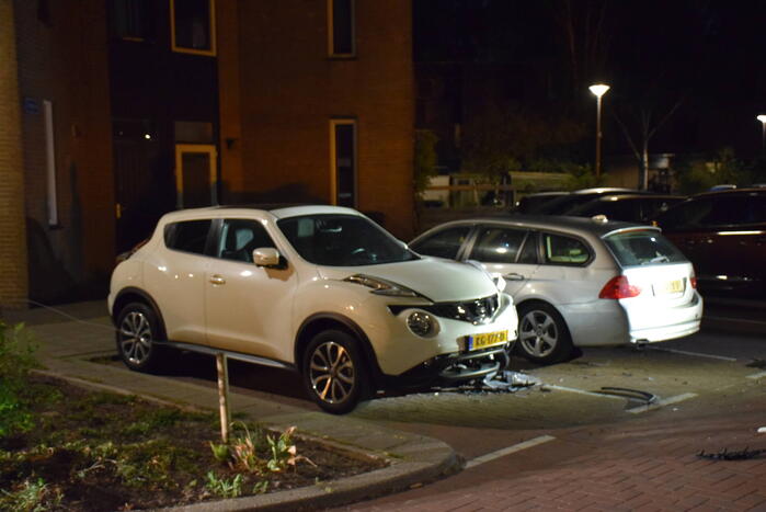 Auto zwaar beschadigd na explosie