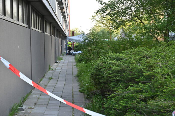 Dode onder aan flatgebouw aangetroffen
