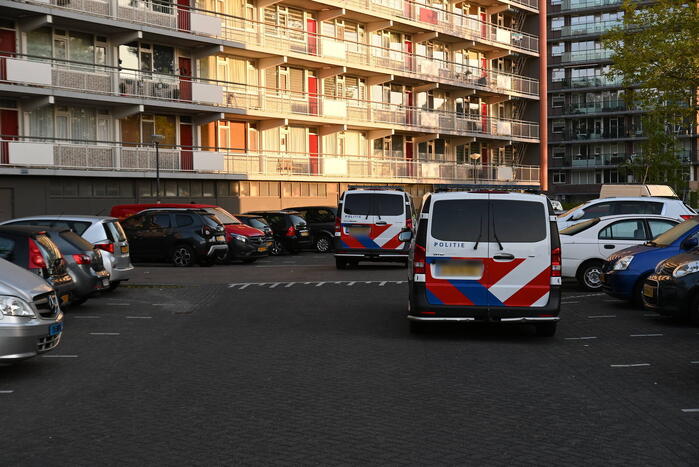 Dode onder aan flatgebouw aangetroffen