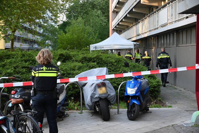 Dode onder aan flatgebouw aangetroffen