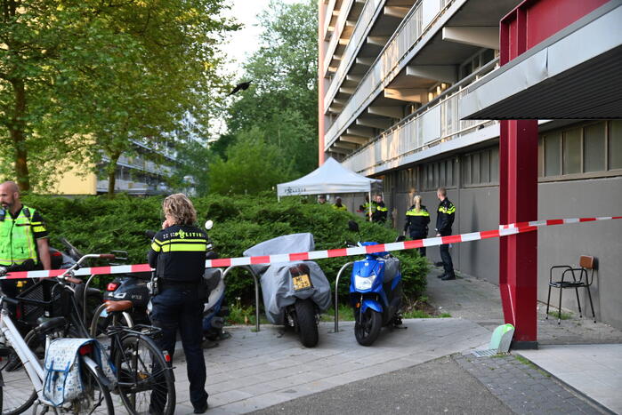 Dode onder aan flatgebouw aangetroffen