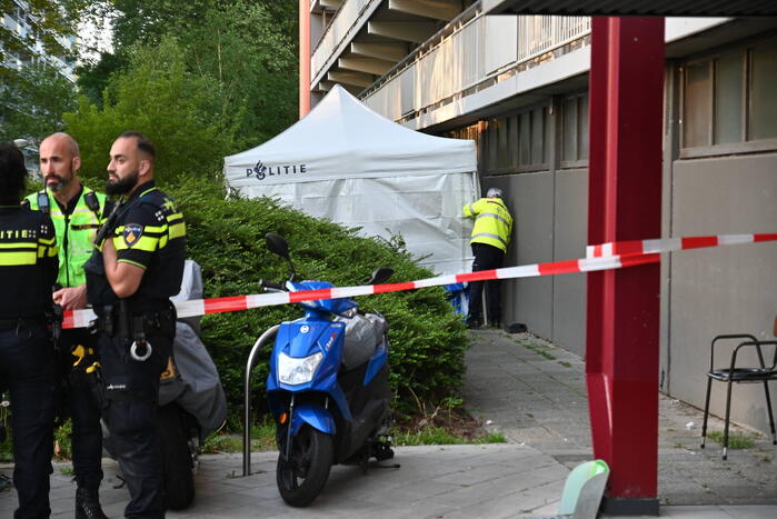 Dode onder aan flatgebouw aangetroffen