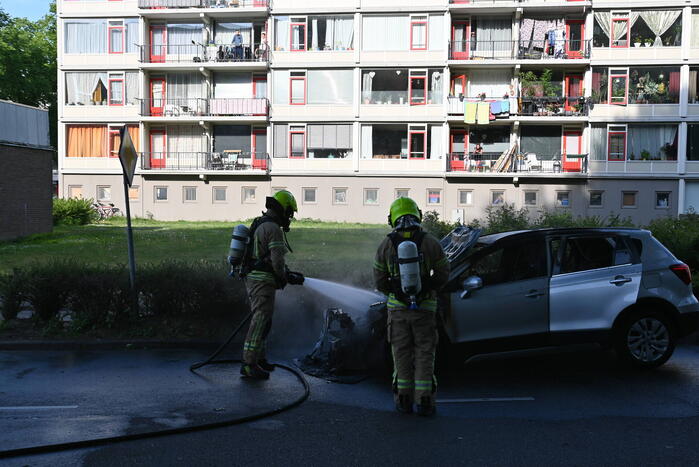 Auto vliegt in brand tijdens het rijden