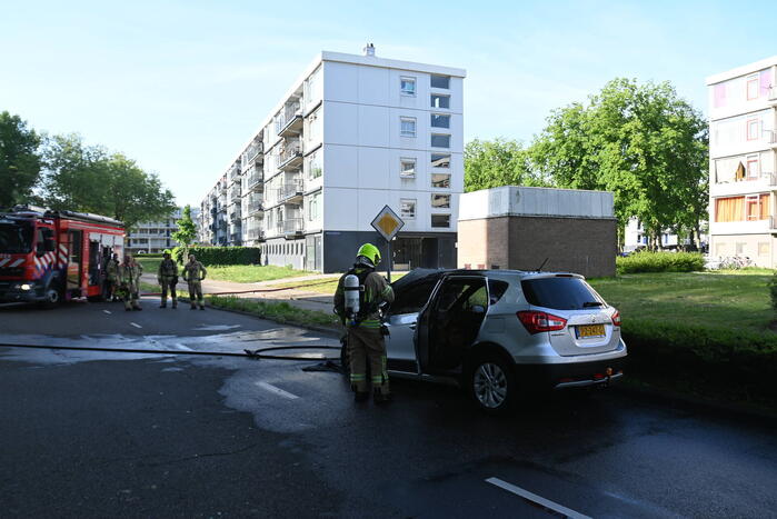 Auto vliegt in brand tijdens het rijden
