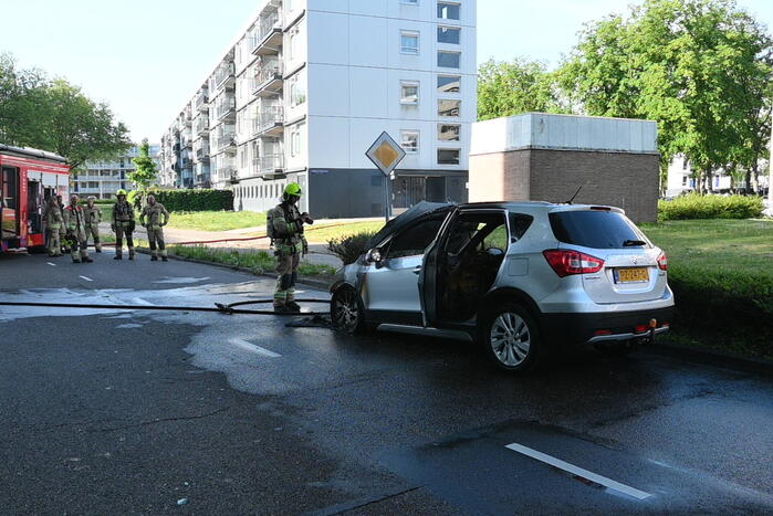 Auto vliegt in brand tijdens het rijden