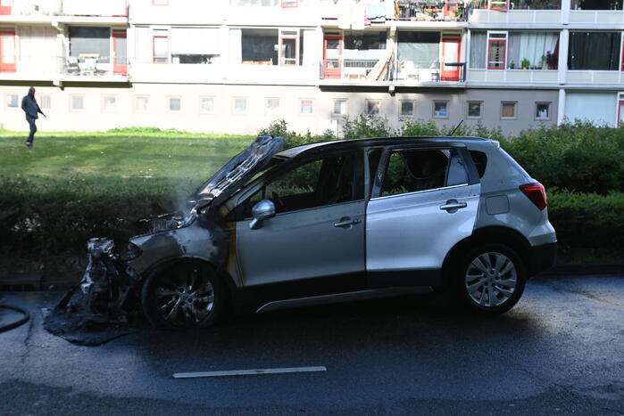 Auto vliegt in brand tijdens het rijden