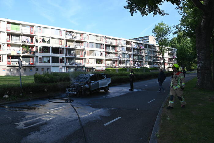 Auto vliegt in brand tijdens het rijden