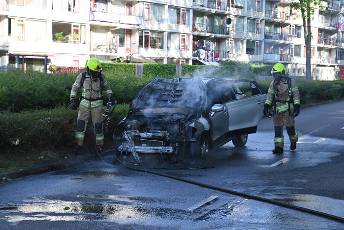 Auto vliegt in brand tijdens het rijden