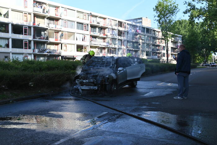 Auto vliegt in brand tijdens het rijden