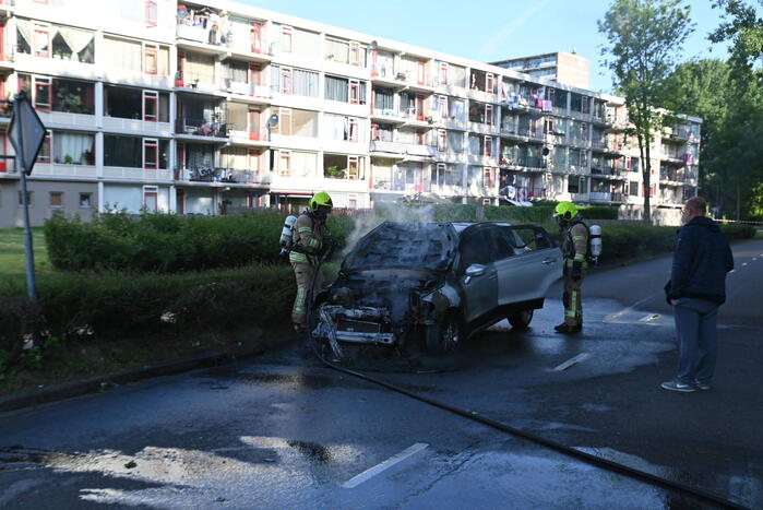 Auto vliegt in brand tijdens het rijden
