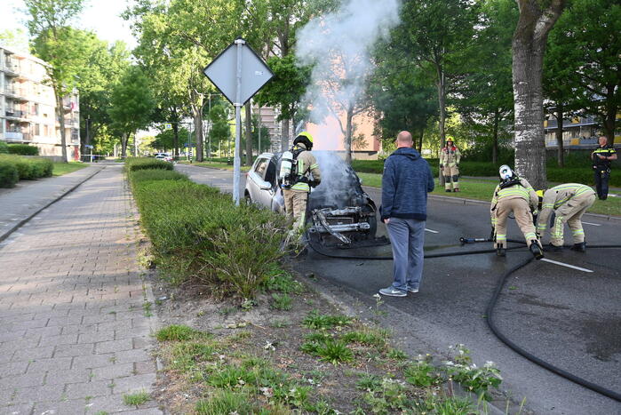 Auto vliegt in brand tijdens het rijden