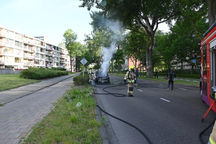 Auto vliegt in brand tijdens het rijden