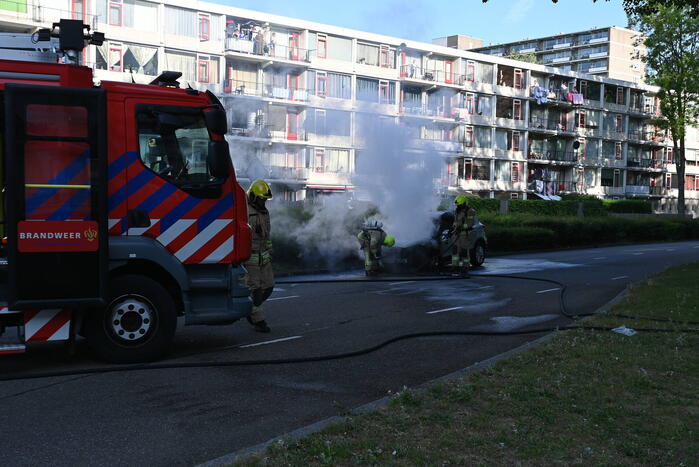 Auto vliegt in brand tijdens het rijden