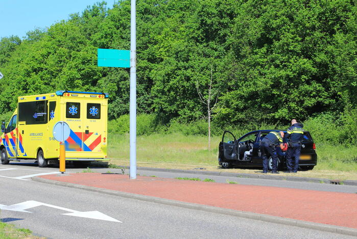 Auto's botsen op kruising in Gein