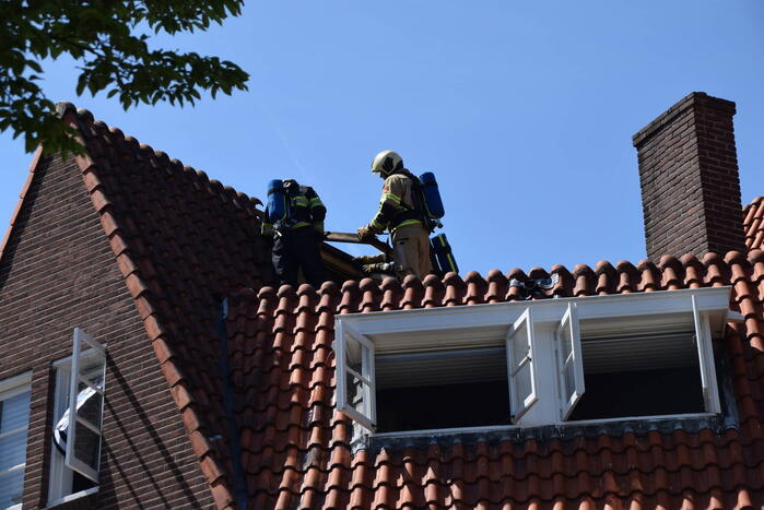 Veel schade vanwege brand op dak van woning