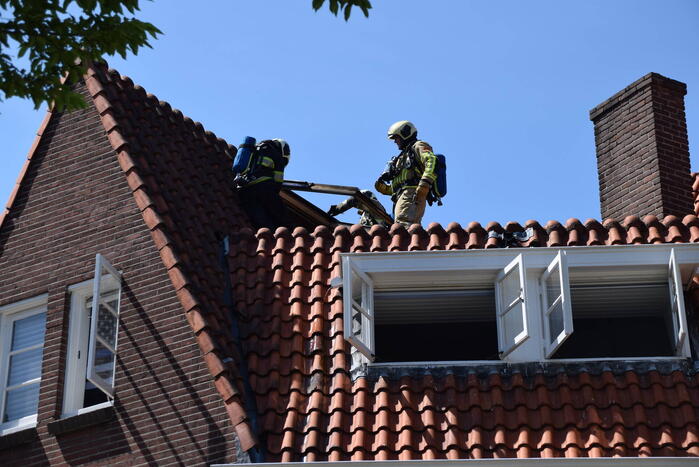 Veel schade vanwege brand op dak van woning